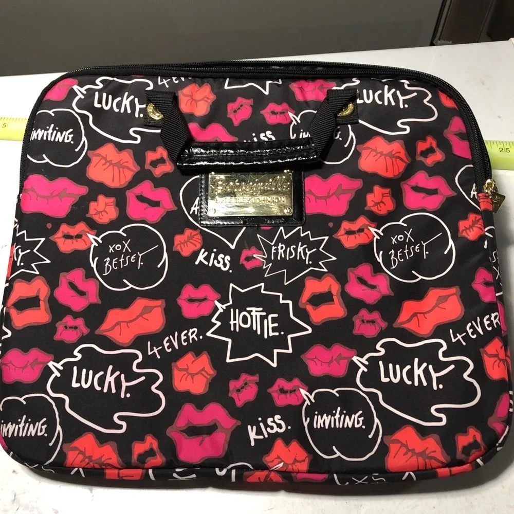 Betsey Johnson Betseyville Laptop Bag Kissing Lips Black Background Zipper